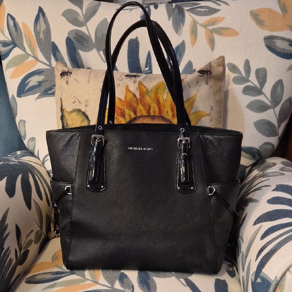 Pre-owned Michael Kors Voyager  Black Leather Tote - GUC